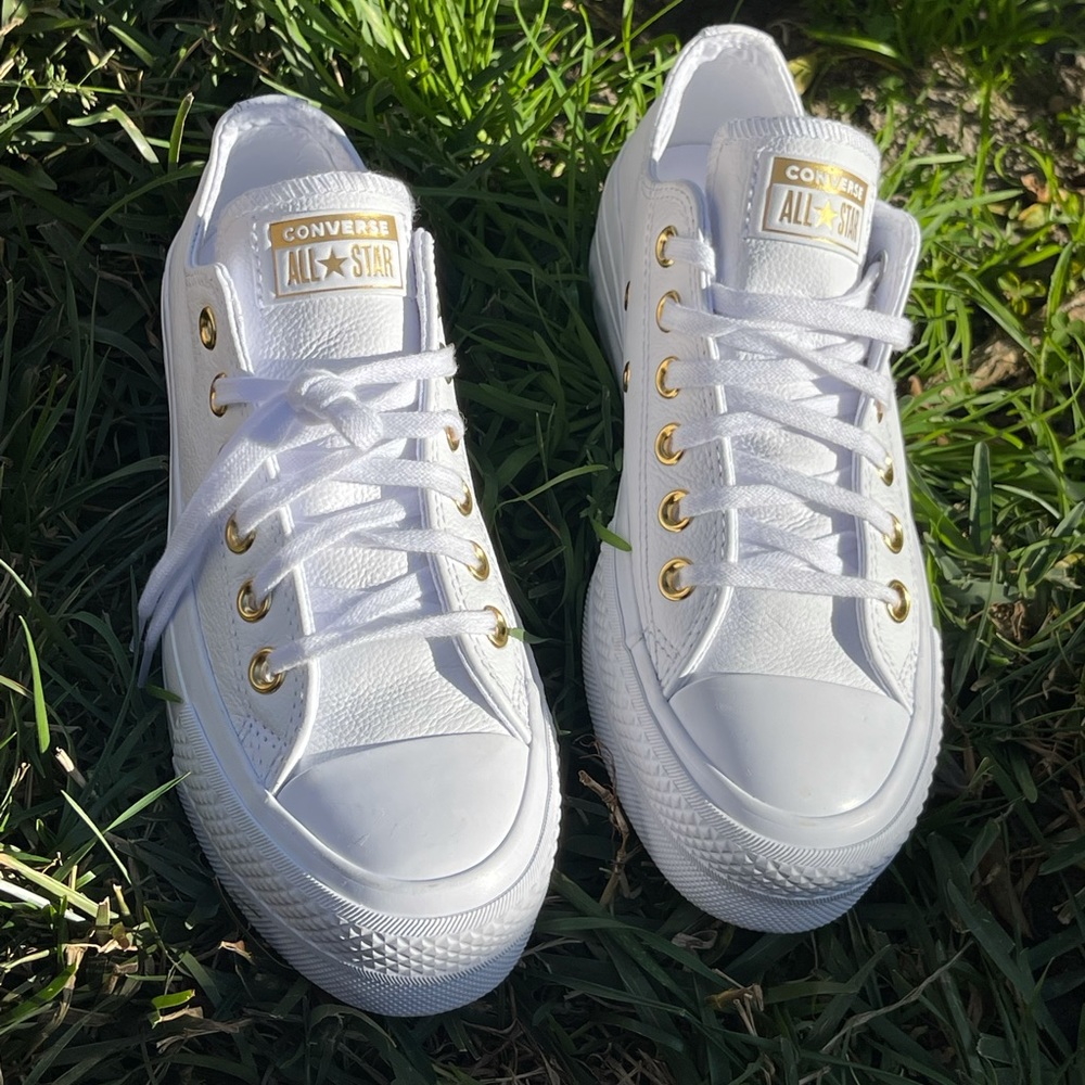 CONVERSE🍁🍂White leather platform sneakers Size 7 women’s